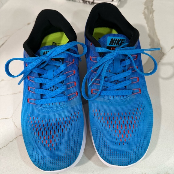 Nike Free RN. Women Size 5.5 Color Blue And Pink. - Picture 6 of 10